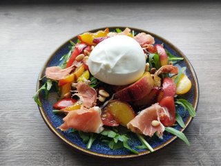 Pfirsichsalat mit Serrano Schinken