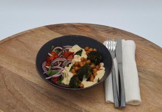 Brokkoli-Kichererbsen Bowl mit Erdnussdressing