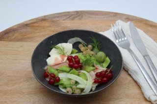 Fenchel-Zuckerschoten-Salat mit Beeren der Saison