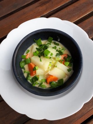 Kohlrabi mit Frühlingszwiebeln und Petersilie