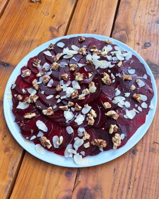Rote Bete Carpaccio mit Walnüssen