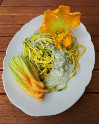 Zucchinispaghetti mit Kräutersauce