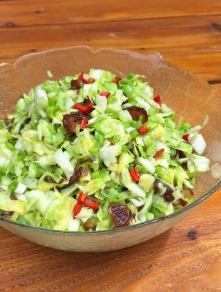 Spitzkohlsalat mit Datteln